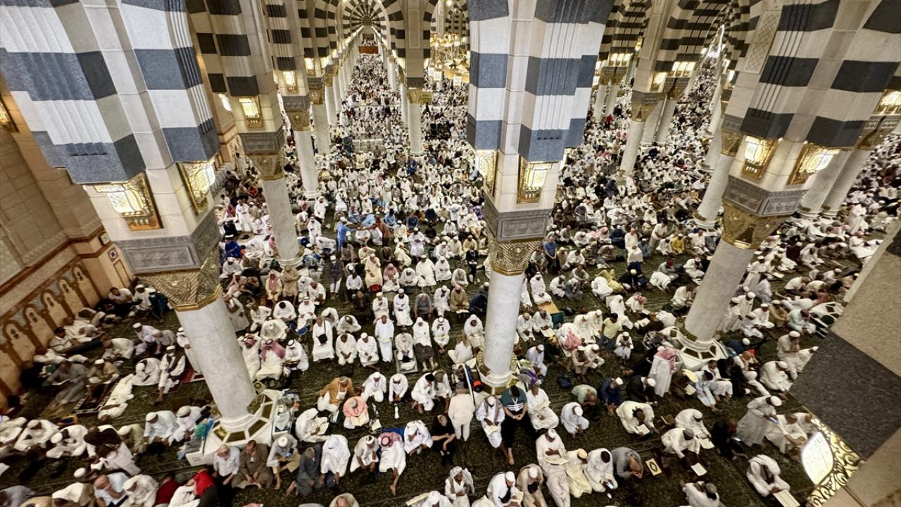 Binlerce hacı, cuma namazını Mescid-i Nebevi'de eda etti