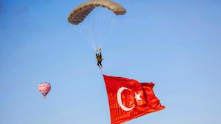 JÖAK timi sıcak hava balonundan paraşütle atladı