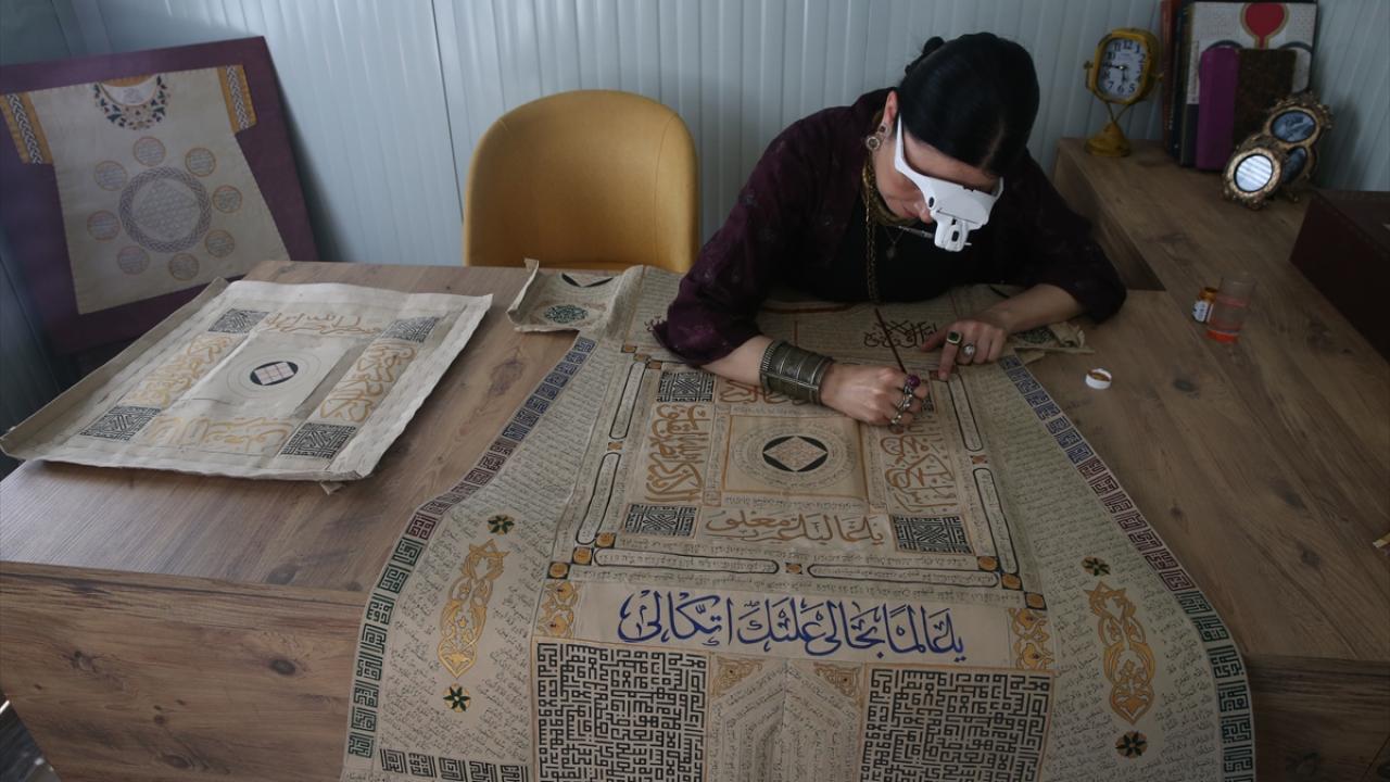 Osmanlının tılsımlı gömlekleri modern sanatla tablolara yansıyor