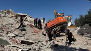 Kahramanmaraş'ta iş makinesi enkaz altında kaldı