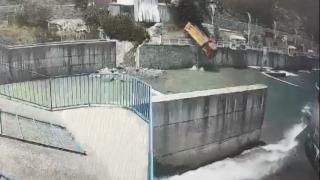 Kontrolden çıkan kamyon dereye uçtu