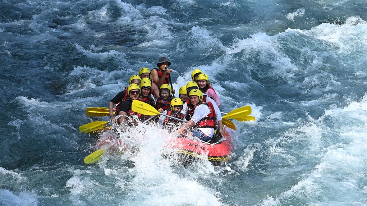 Adrenalin tutkunları Köprüçay'da rafting heyecanı yaşıyor