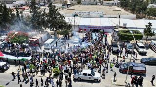 Gazze’ye ilerleyen Mağrib Direniş Konvoyu, Libya’nın Misrata kentinde güllerle karşılandı