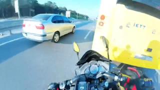 Önüne çıkan otomobile tepki gösterirken İETT otobüsüne çarptı