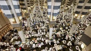 Binlerce hacı, cuma namazını Mescid-i Nebevi'de eda etti