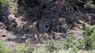 Olympos'ta, Roma dönemine ait kaya mezarları ziyaretçilere açıldı