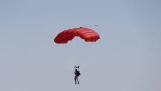 Paraşüt ve model uçak tutkunları Eskişehir'de gökyüzünü renklendirdi