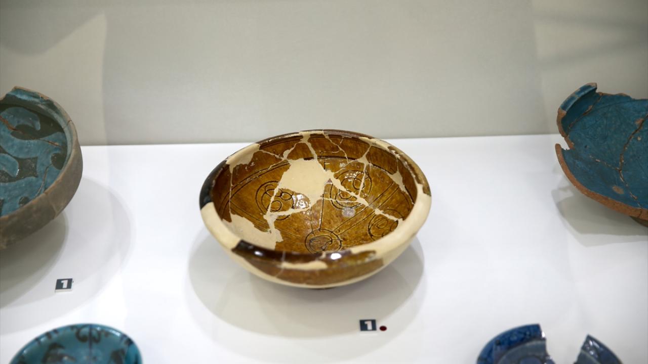 "Çevresinde Farsça ile Arapça yazılar bulunmakta"