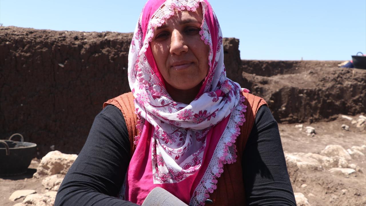 "Evde bulguru, pirinci ayıklar gibi burada toprağı ayıklıyoruz"