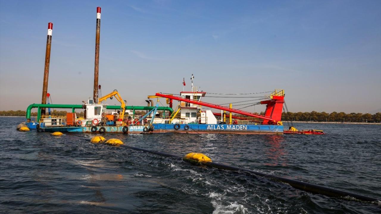 İzmit Körfezi`nden yaklaşık 1 milyon metreküp kirli dip çamuru çıkarıldı