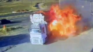 Alev alan kamyon benzinliğe girdi