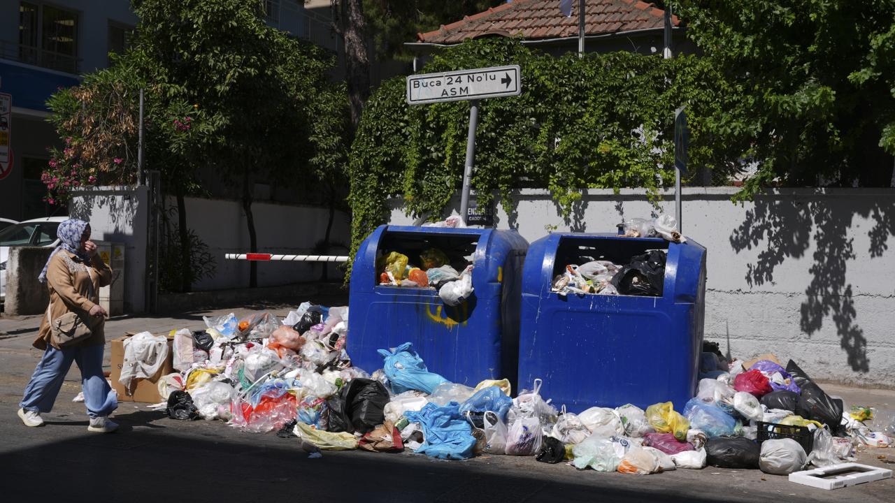 İzmir'de sokaklar yine çöp yığınlarıyla doldu 1 cop 2373105