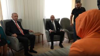 Cumhurbaşkanı Erdoğan'dan depremzede aileye ziyaret