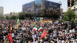 İranlılar, cuma namazı sonrası İsrail saldırılarını protesto etti