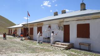 Hayat kurtaran eller bu kez de köy okulunu yeniledi