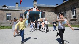 Yaklaşık 20 milyon öğrenci karne alarak yaz tatiline girdi