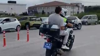 Sınava geç kalan öğrencilerin yardımına polis yetişti