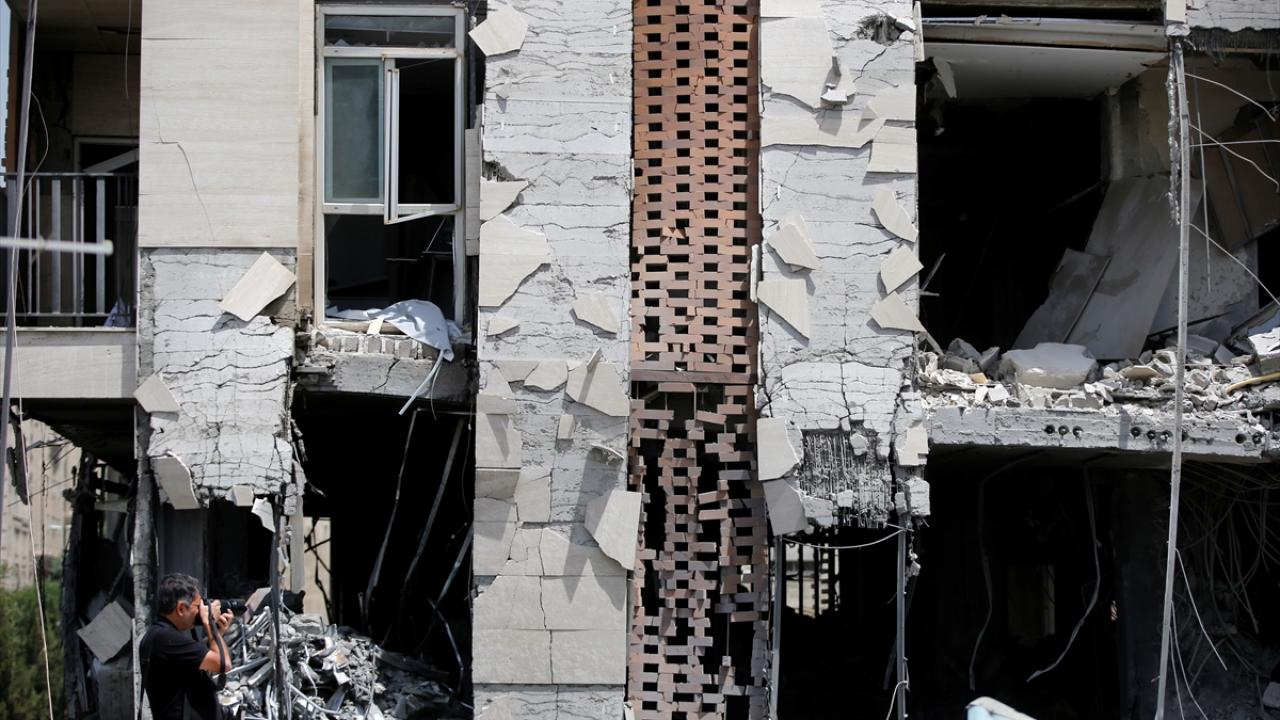 Tahran'da nükleer bilim insanlarının vurulduğu binalar görüntülendi