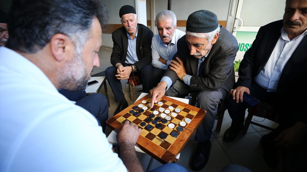 "Eskiden köyde toprakta taşla oynardık"