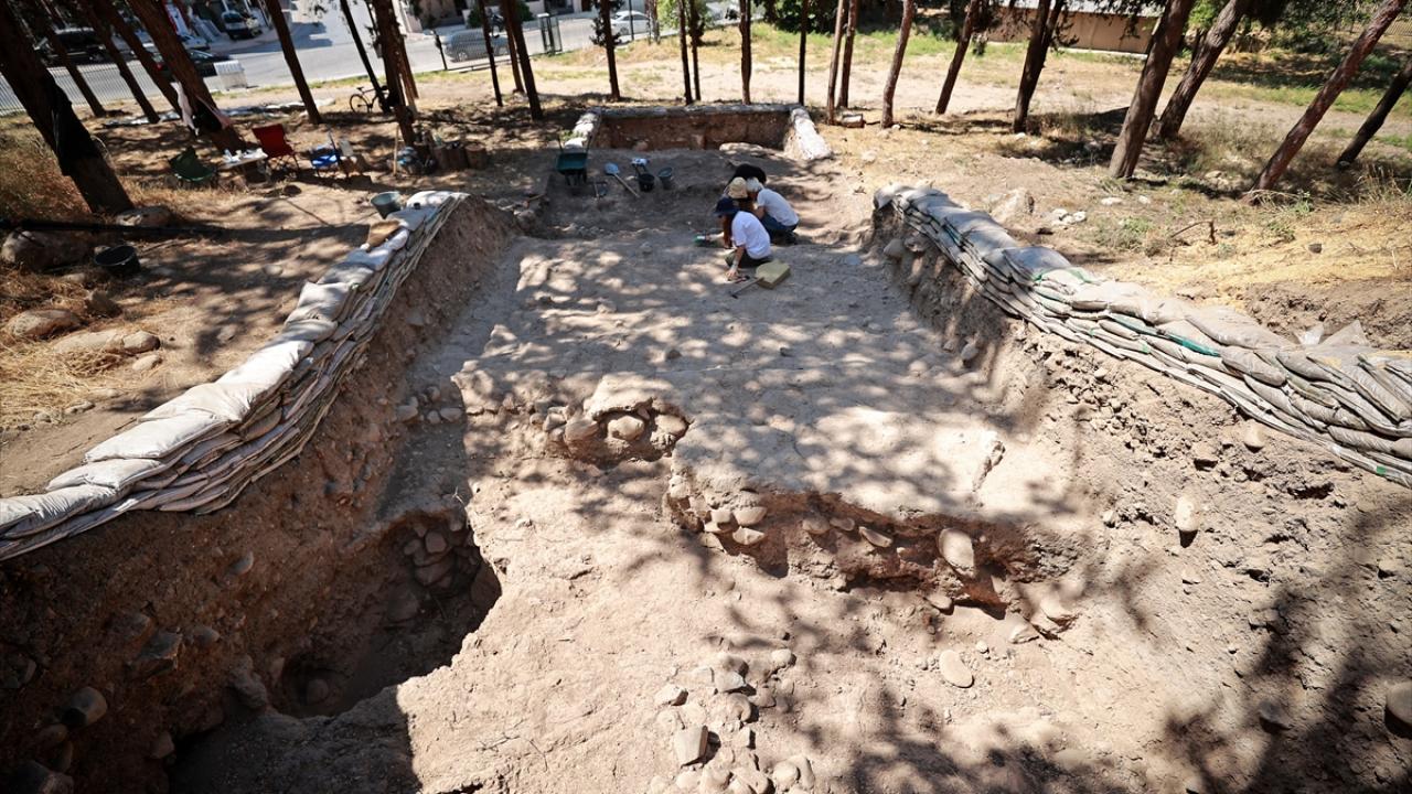 Orta Çağ`a tarihlenen çöp çukurları ve ocaklar bulundu