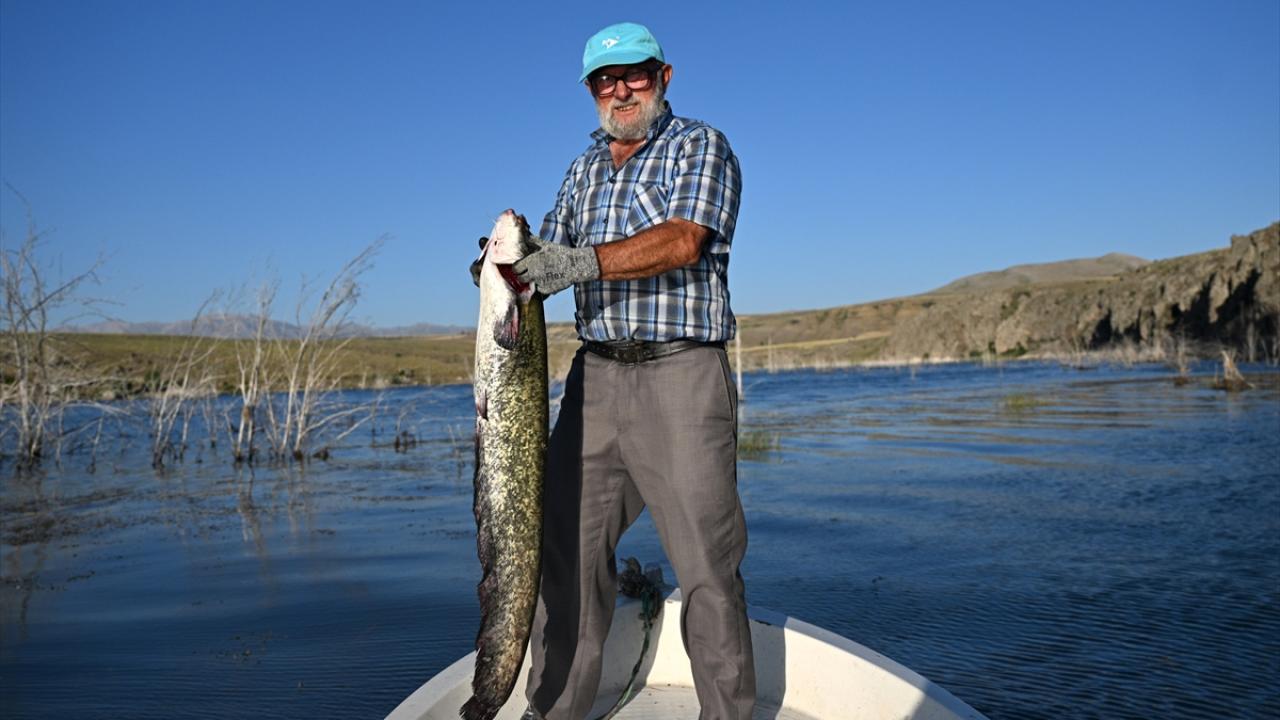 Albayrak, çocukken keyif için "sarı balık" tuttuğu Zamantı Irmağı üzerine kurulan barajda şimdilerde ise yayın, sazan ve turna balığı tutuyor.