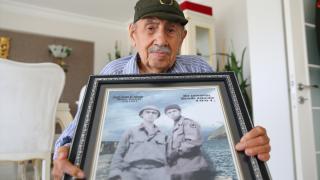 Savaşa gönüllü giden 95 yaşındaki Kore gazisi madalyasını onurla taşıyor