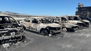 İzmir'deki yangın galericiler sitesinde onlarca aracı küle döndürdü