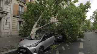 Fransa'da şiddetli fırtına etkili oldu