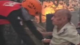 Bir can için ateşe koştular, engelli vatandaşı böyle kurtardılar