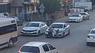 Aniden yola fırlayan çocuk ile onu kurtarmaya çalışan annesine araba çarptı