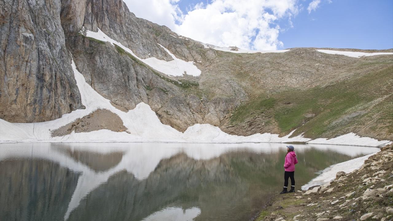 2 saatlik yürüyüş sonrası zirveye ulaşılıyor