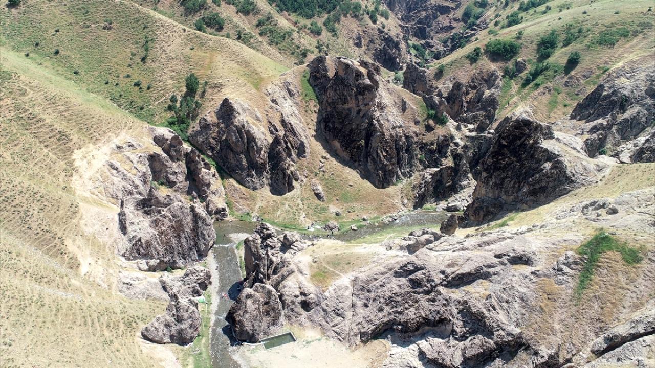"Suyun içerisinde ve kenarında oturulabilecek serin bir mekan"