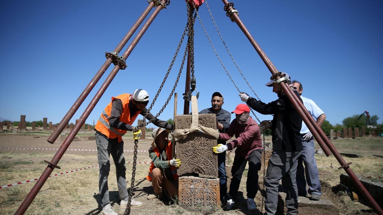 "Mezar taşının her birini birer tarihi belge olarak kabul ediyoruz"