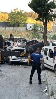 Başakşehir'de kontrolden çıkan vinç 23 araca hasar verdi