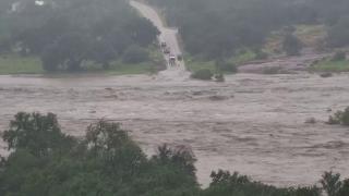 ABD'de sel, geçidi böyle yuttu