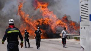 Çeşme'de yangın nedeniyle otoyol ve bazı yollar trafiğe kapatıldı