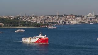 Somali'deki görevini tamamlayan Oruç Reis İstanbul Boğazı'ndan geçiyor