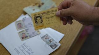 Srebrenitsa soykırımında öldürülen annesini 30 yıl sonra toprağa verecek