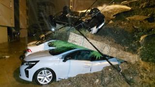 Samsun'da istinat duvarı araçların üzerine devrildi