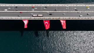 İstanbul Boğazı'ndaki köprülere Türk bayrağı asıldı