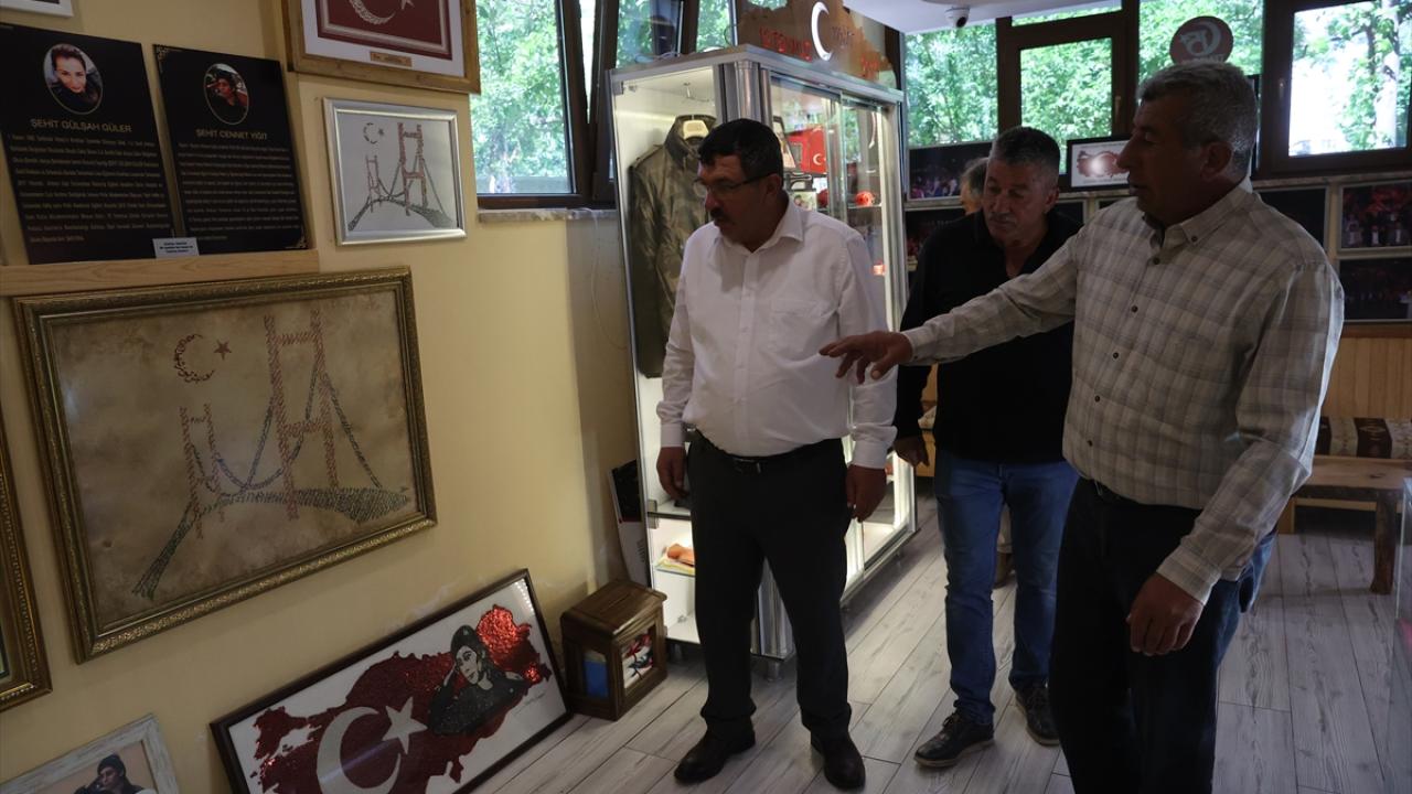 Ziyaretçilere kızını anlatıyor