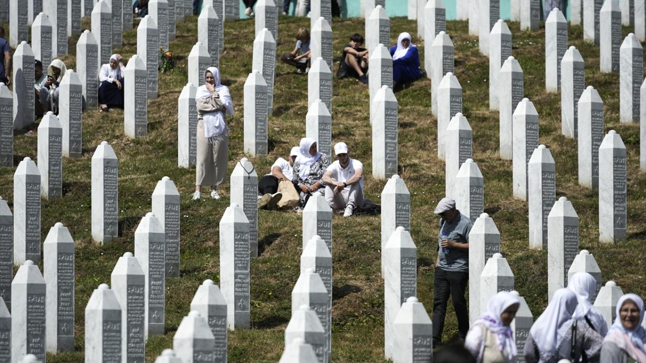 Srebrenitsa Soykırımı'nın 7 kurbanı daha defnedildi