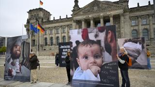 Gazzeli çocukların fotoğrafları, Almanya Meclisi önünde sergilendi