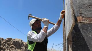 Güneydoğu'nun kavurucu sıcaklarında güneş altında çalışanlar zorlu mesai yapıyor