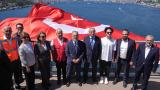 İstanbul'da köprülere Türk bayrağı asıldı