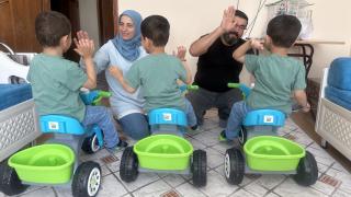 Koruyucu ailesi oldukları üçüzlerle evlerini şenlendirdiler