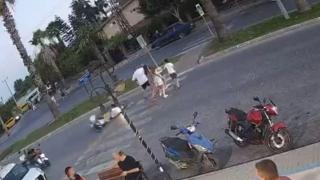 Devrilen motosiklet turistlere çarptı