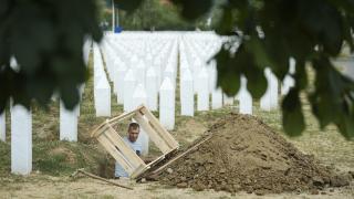 Srebrenitsa'da toprağa verilecek 7 soykırım kurbanı için mezar yerleri kazıldı