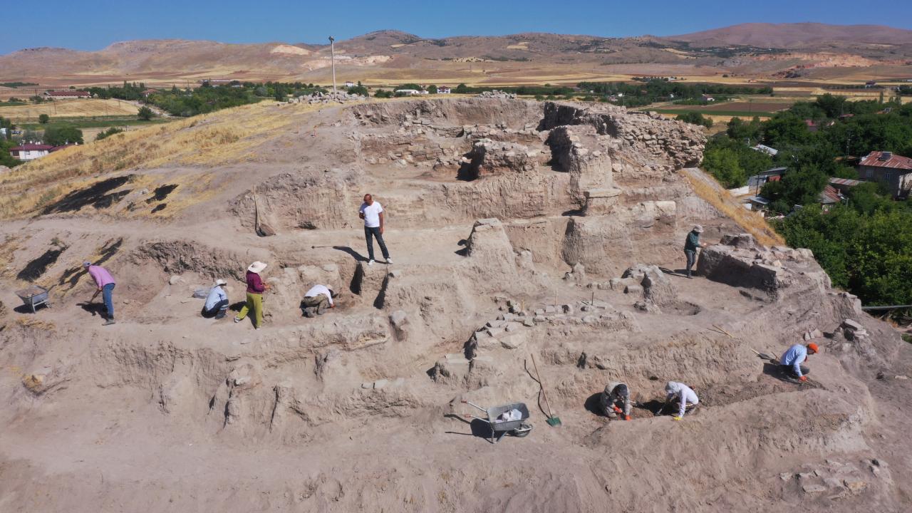 "Bölgemizin ilk tapınak alanını keşfettik"