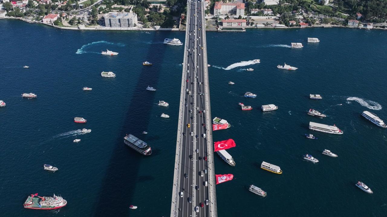 253 şehidin anısına 253 tekne İstanbul Boğazı'ndan geçiş yaptı